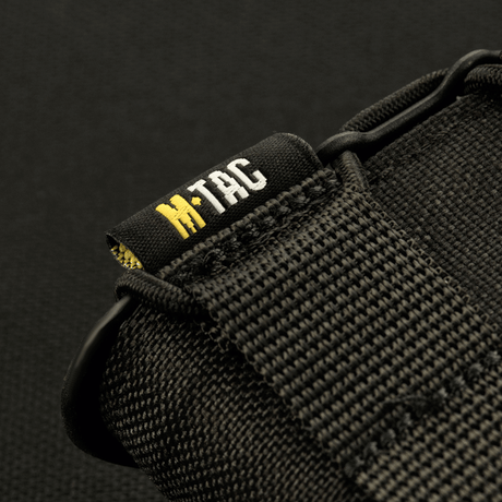M-Tac magasinlomme Kolchan til AK/AR Mini i slitesterk Cordura med fokus på søm og merke, detaljert nærbilde, galleri posisjon 1.