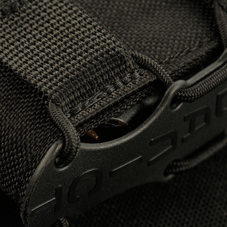 M-Tac magasinlomme Kolchan til AK/AR Mini i slitesterk Cordura med fokus på forsterket lukking og detaljert sømarbeid, galleri posisjon 1.
