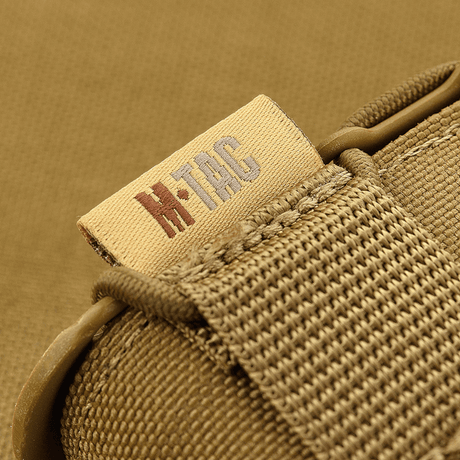 M-Tac magasinlomme Kolchan til AK/AR Mini i slitesterk Cordura med NIJ-sertifisering, nærbilde av søm og merke, galleri posisjon 1.