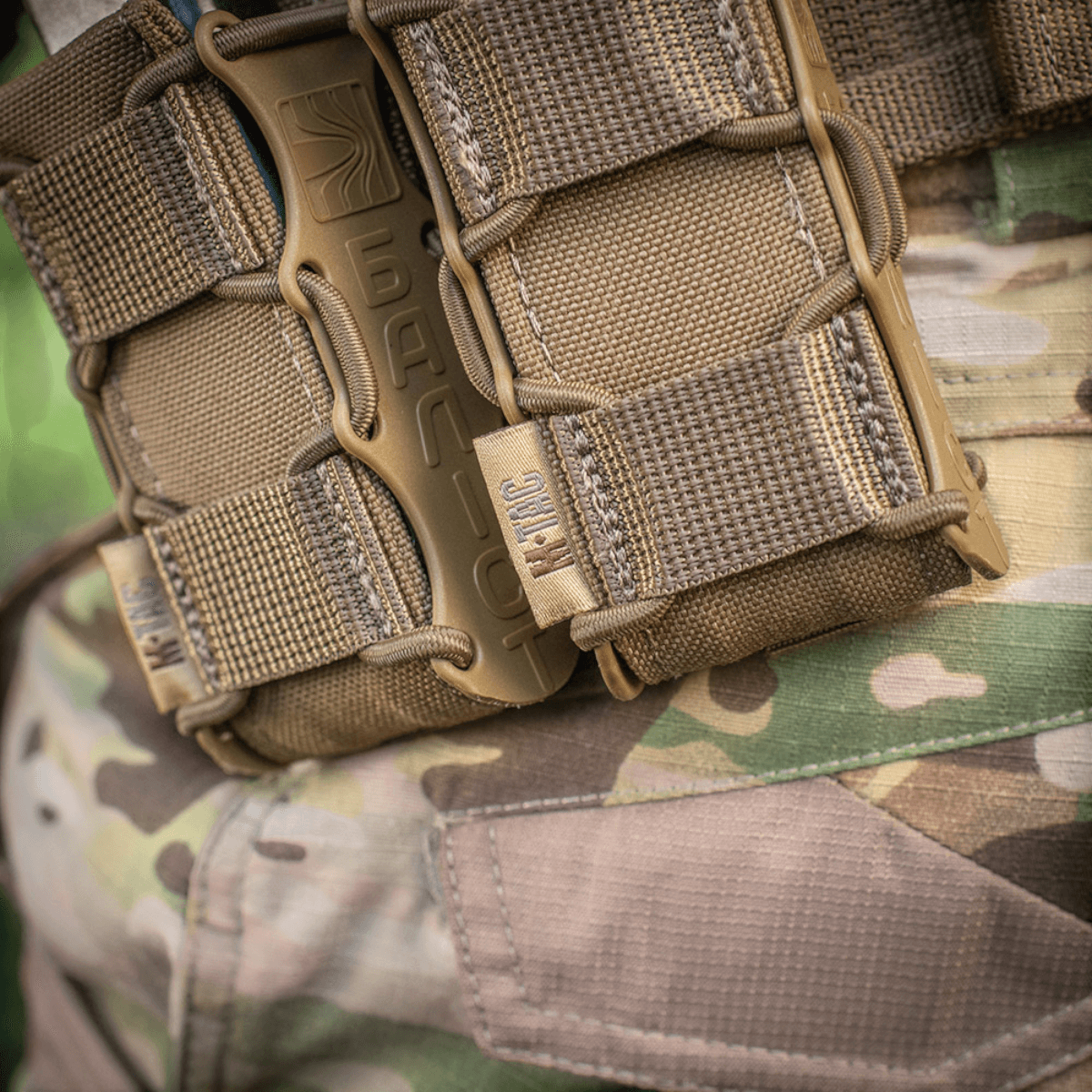 M-Tac Pistolmagasinlomme Kolchan til opbevaring af pistolmagasiner, fremstillet af Cordura 1000D med plastikindsatser, monteret på camouflage bælte.