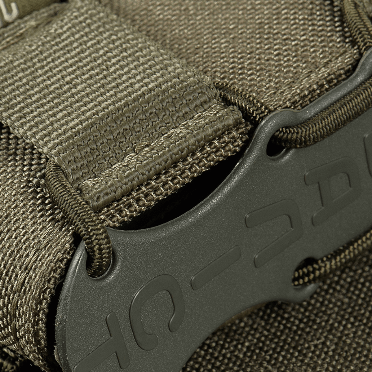 Detalje af M-Tac Pistolmagasinlomme Kolchan med Cordura 1000D materiale og plastindsatser til sikkert magazineopbevaring.