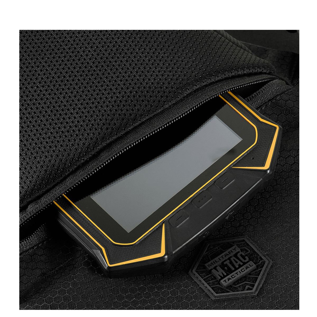 M-Tac Konvert Taske Elite med magnetventil til hurtig adgang, fremstillet af slidstærkt Cordura materiale. Tablet-design med justerbar rem.