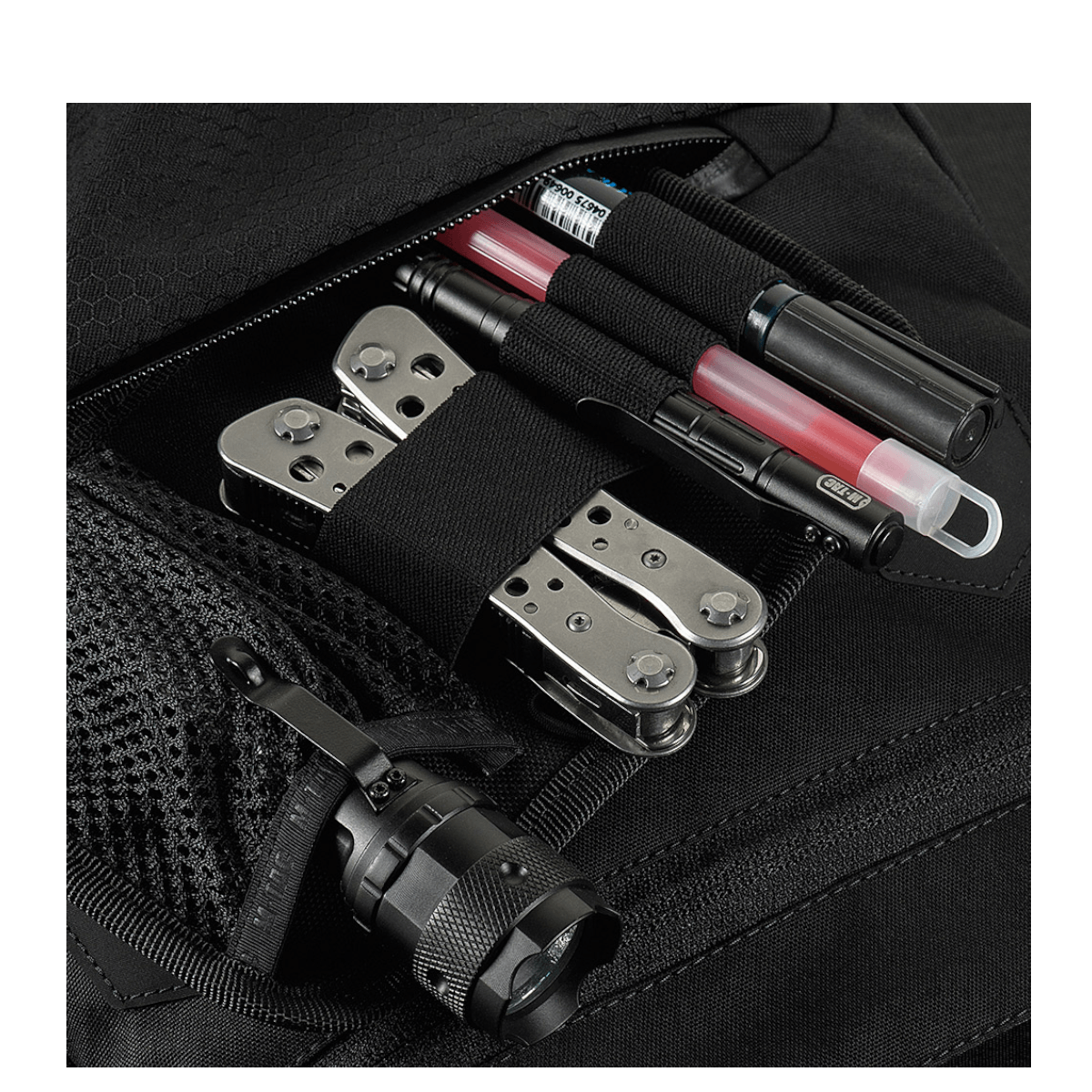 Opbevaringsrum i M-Tac Konvert Taske Elite med værktøjer og tilbehør. Taskens holdbare design med magnetventil for hurtig adgang.