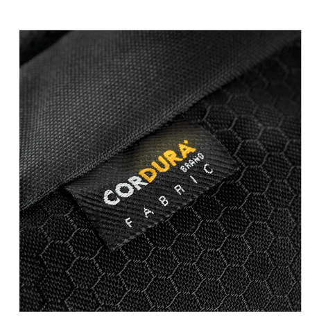 Detalj av Cordura-merkelapp på M-Tac Konvert Taske Elite for holdbarhet og stil.