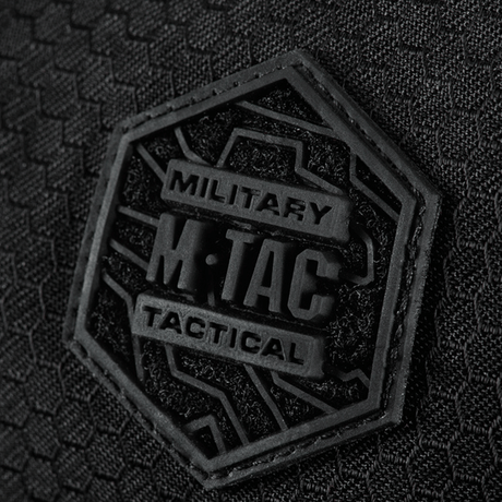 Logo på M-Tac Konvert Taske Elite i slitesterkt Cordura-materiale.