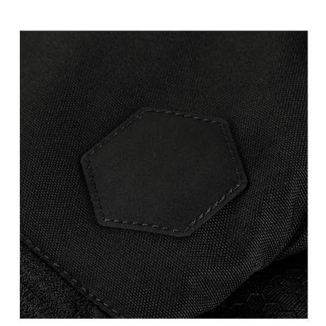 M-Tac Konvert Taske Elite i slitesterkt Cordura-materiale, nærbilde av den innovative designen med sekskantet detalj.