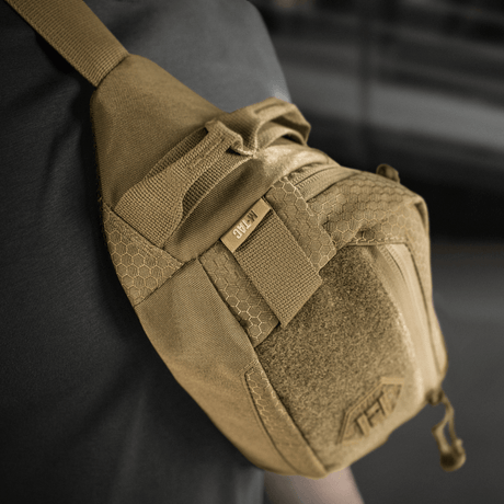 M‑Tac belteveske Elite Hex i bruk, viser stilfullt design og funksjonelle rom i Cordura-stoff med YKK-lynlåser.