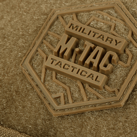Nærbilde av M-Tac belteveske Elite Hex med brunt taktisk logo på strukturmateriale.
