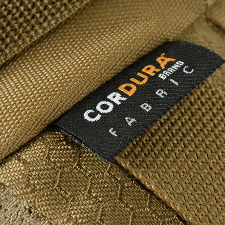 Nærbilde av Cordura-lapp på M‑Tac belteveske Elite Hex i Cordura 500D-stoff i brun farge.