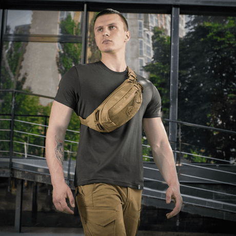Mann med M‑Tac belteveske Elite Hex i Cordura, perfekt for hverdag eller taktisk utstyr. Eleganse møter funksjonalitet.