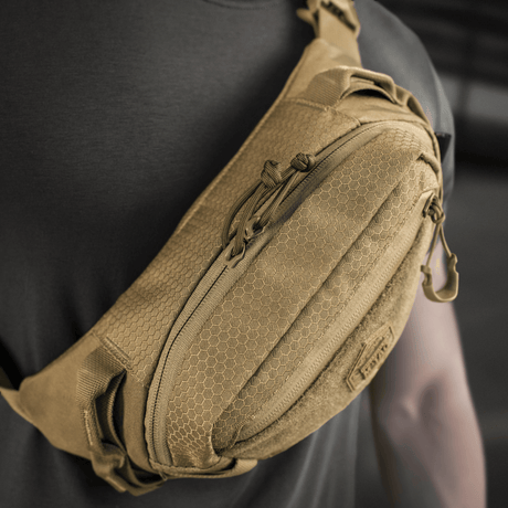 M‑Tac belteveske Elite Hex i Cordura 500D med stilfullt design, ideell for hverdag, på person i svart t-skjorte.