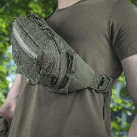 M-Tac belteveske Elite Hex på modell, kompakt og stilfull veske i Cordura-materiale, perfekt for hverdag eller taktisk bruk.