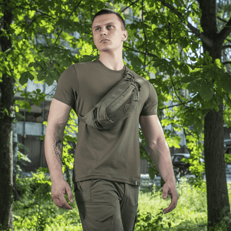 Mann iført M‑Tac belteveske Elite Hex i naturlig miljø, ideell for hverdag, med Cordura 500D og Woojin-spenner.