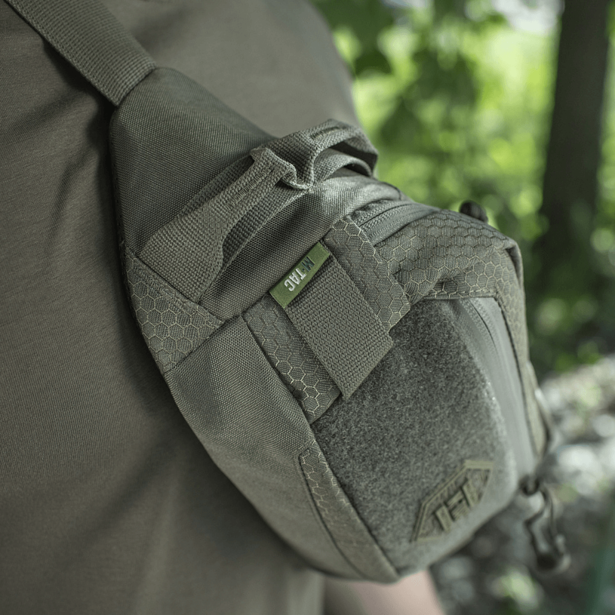 M‑Tac Bæltetaske Elite Hex i Cordura 500D, set på person. Kompakt taske til hverdagsbrug, med vandtæt lynlås og velcro-panel.