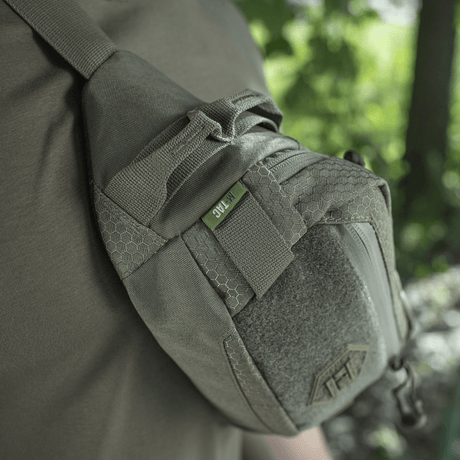 M‑Tac belteveske Elite Hex i Cordura 500D, sett på person. Kompakt veske for hverdag, med vanntett lynlås og velcro-panel.