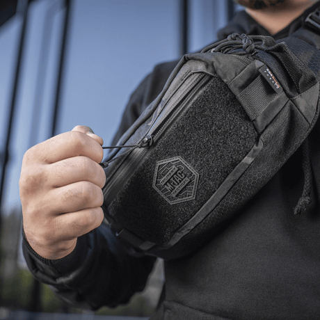 M-Tac belteveske Elite Hex i bruk, viser holdbart design i Cordura-stoff med YKK-glidelås og Woojin-spenner, perfekt for hverdagsbruk.