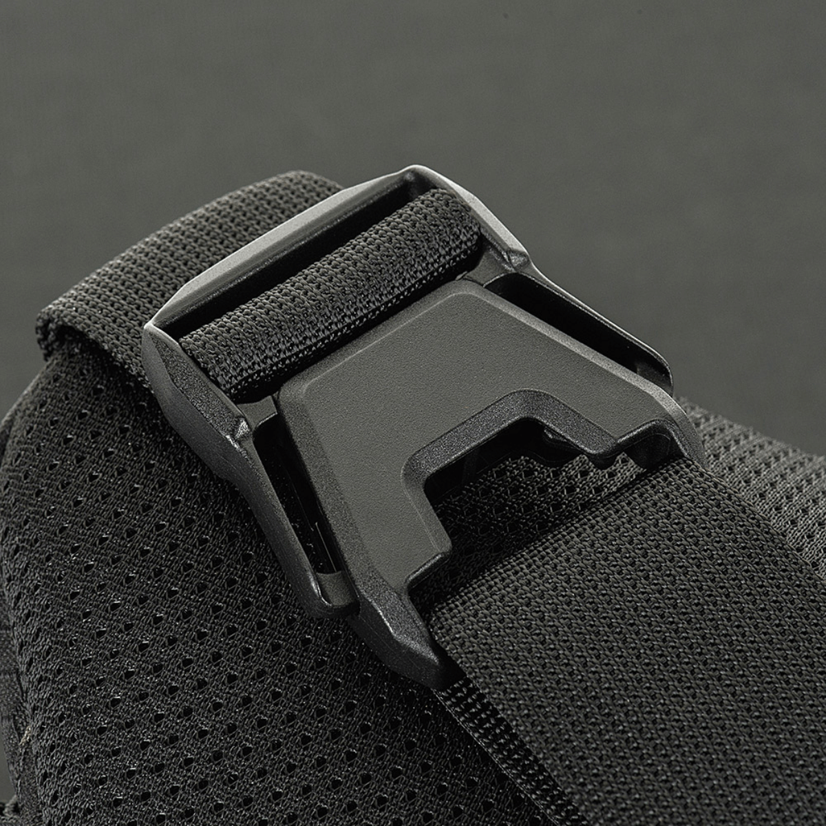 Detalje af Woojin spænde på M‑Tac Bæltetaske Elite Hex med robust rem og Cordura materiale. Perfekt til daglig brug og taktisk udstyr.