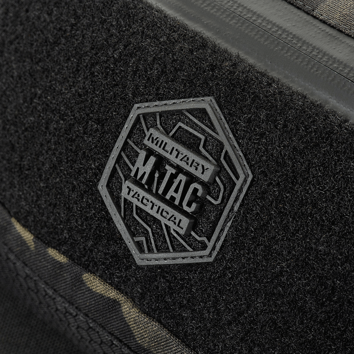M-Tac Bæltetaske Elite Hex med Hex-logo og taktisk design, close-up af sort Cordura stof og vandtæt lynlås.