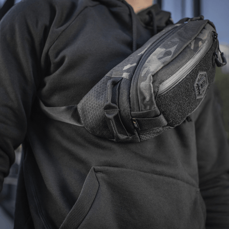 M-Tac belteveske Elite Hex i svart med Cordura-materiale og YKK-glidelåser, båret til hverdagsbruk eller taktisk utstyr.