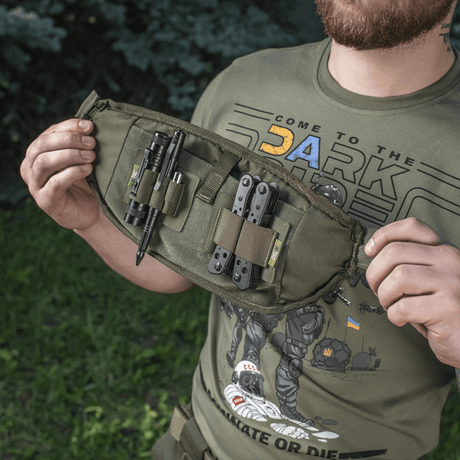 M-Tac belteveske Elite Hex i bruk, kompakt design med taktisk utstyr, materialer Cordura 500D og 1000D, YKK-glidelåser og Woojin-spenner.