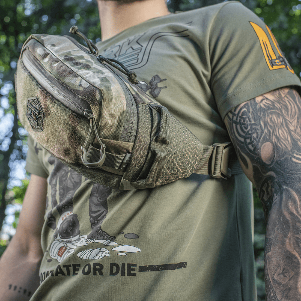 M‑Tac Bæltetaske Elite Hex på mand i camouflage-design, ideel til taktisk udstyr og daglig brug, fremstillet af Cordura-materiale.