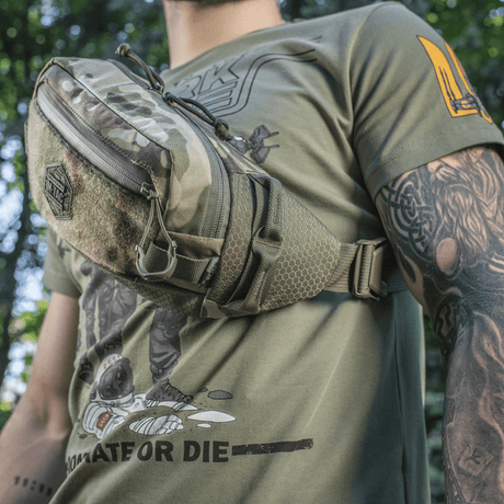 M‑Tac belteveske Elite Hex på mann i kamuflasjedesign, ideell for taktisk utstyr og daglig bruk, laget av Cordura-materiale.