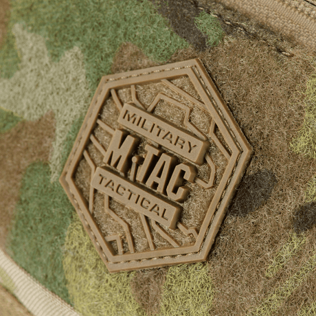 M‑Tac belteveske Elite Hex-logo på kamuflasjedesign av Cordura-materiale, nærvisning av taktil badge på vesken.