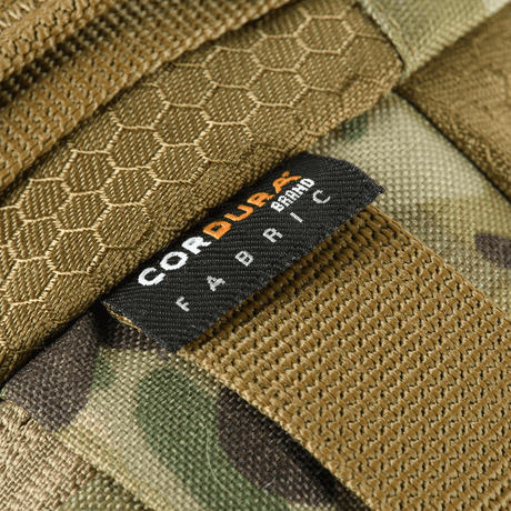 Nærbilde av Cordura-merke på M‑Tac belteveske Elite Hex, viser det robuste og stilfulle designet av vesken.