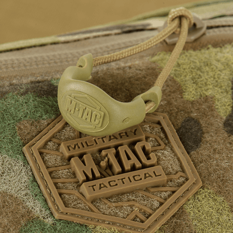 M‑Tac belteveske Elite Hex nærbilde av logo og glidelåsdetaljer i taktisk design, perfekt for daglig bruk eller utstyr.