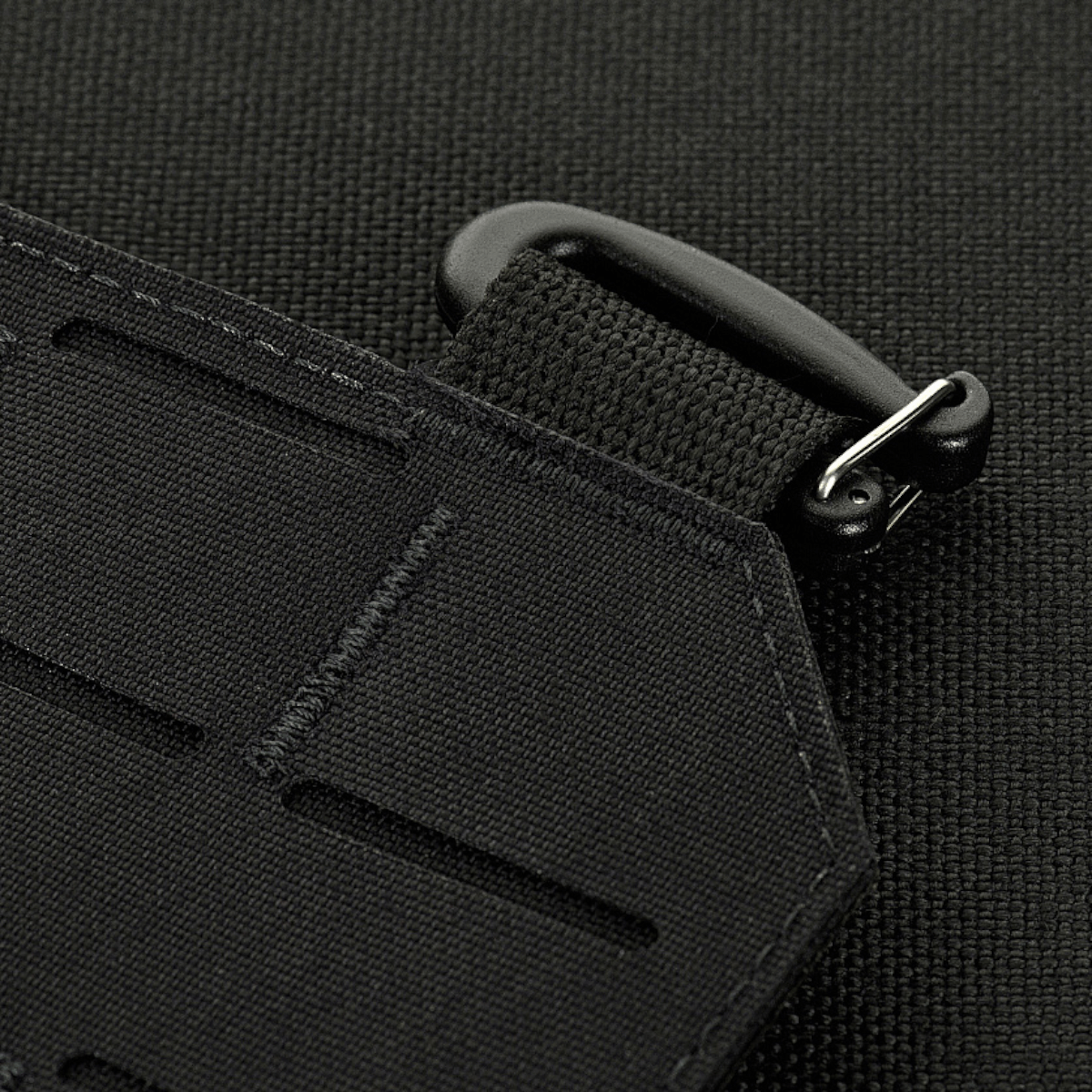 Nærbillede af M-Tac Frontpanel til Plate Carrier Cuirass QRS XL med robust Cordura 500D-materiale og Woojin-kroge.