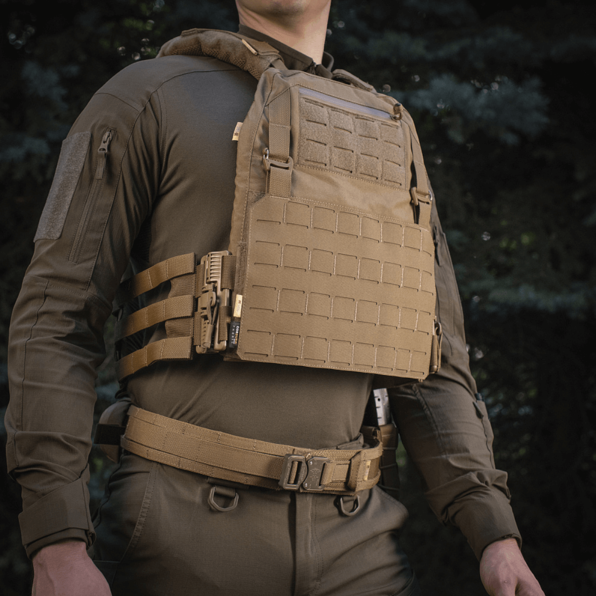 M-Tac Frontpanel til Plate Carrier Cuirass QRS XL i brug af militærpersonel