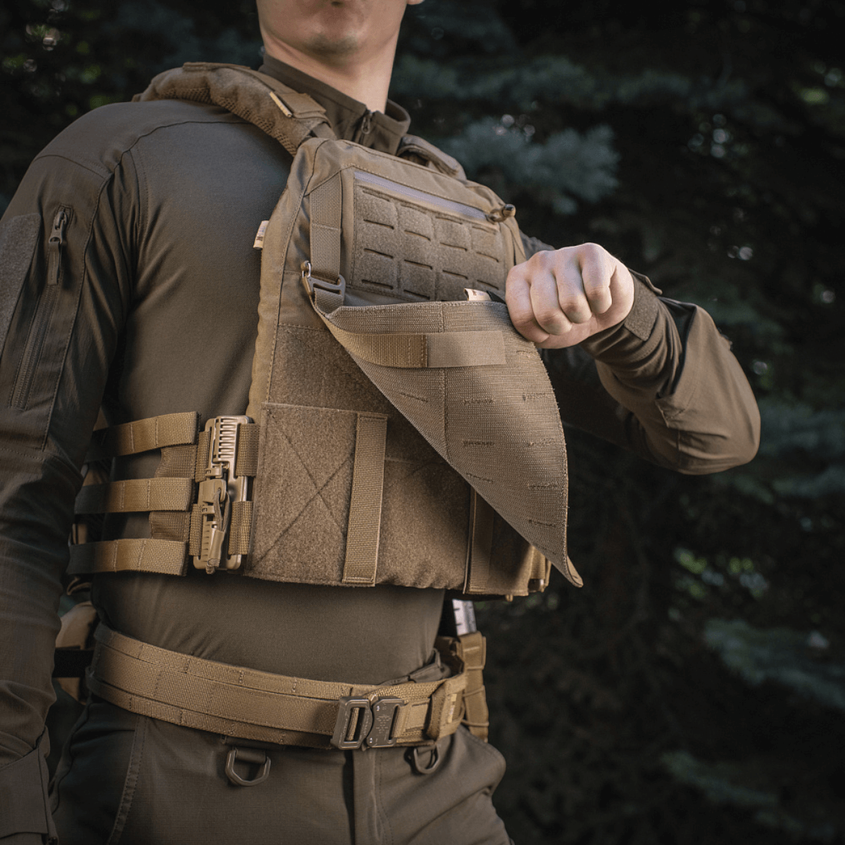 Militær bruger M-Tac Frontpanel til Plate Carrier Cuirass QRS XL med MOLLE-system til magasiner, lavet af Cordura 500D.