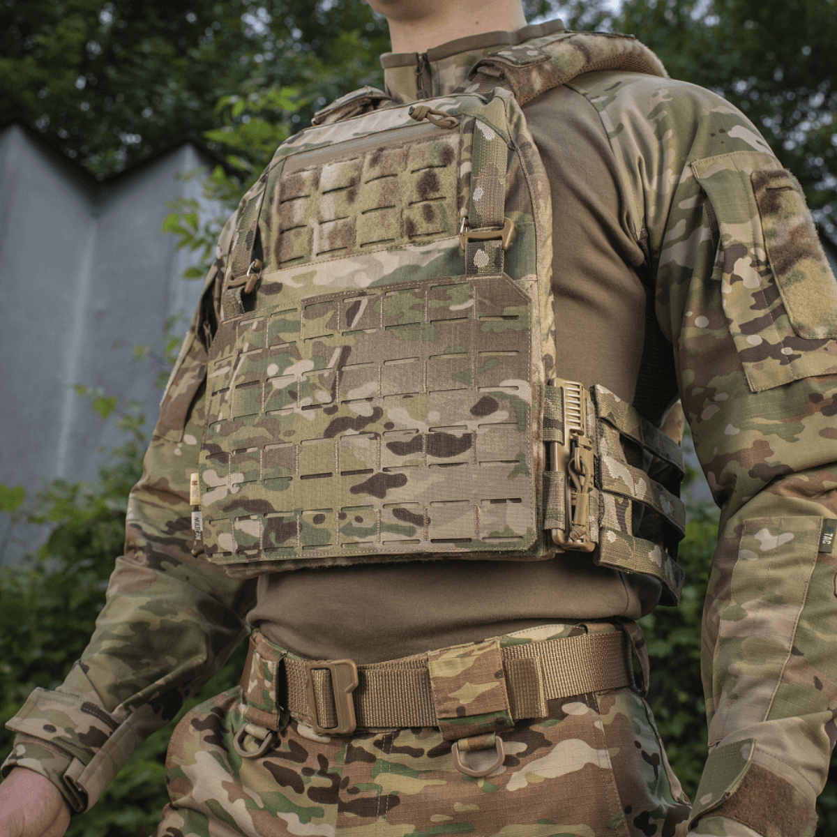 Militærperson iført M-Tac Frontpanel til Plate Carrier Cuirass QRS XL lavet af Cordura 500D med MOLLE-system.