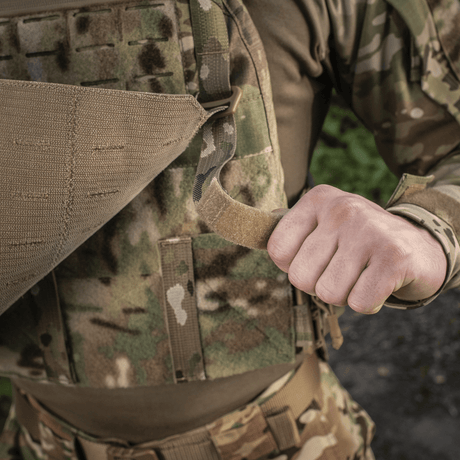 M-Tac frontpanel til Plate Carrier Cuirass QRS XL i robust Cordura 500D med NIJ-sertifisering vist i galleri posisjon 1, nærbilde av stroppdetalj
