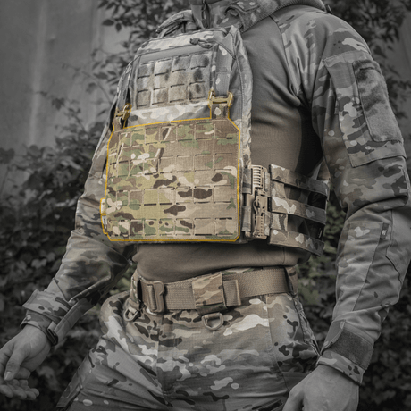 M-Tac frontpanel til Plate Carrier Cuirass QRS XL i slitesterk Cordura 500D med NIJ-sertifisering, vist i galleri posisjon 1 på kamuflert militæruniform