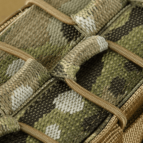 Nærbilde av M-Tac dobbel magasinlomme for AK Gen.3 med camouflagedesign og MOLLE-kompatibilitet, laget av slitesterkt Cordura 1000D.