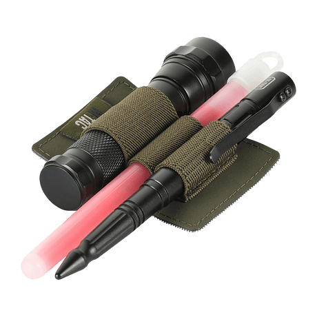 M-Tac modulær innsats Small (3 seksjoner) med EDC-gjenstander som lommelykt og kulepenn sikret med elastiske stropper.