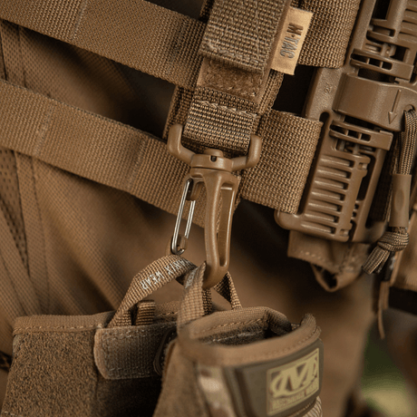 M-Tac Karabinhage Tilbehør monteret på taktisk rygsæk med MOLLE-system, nem fastgørelse via Velcro-rem og let design.