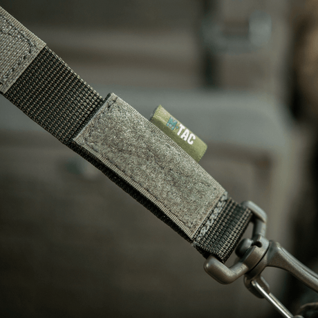 M-Tac Karabinhage Tilbehør med justerbar Velcro-rem til MOLLE-systemer, let og kompakt design til taktisk brug.