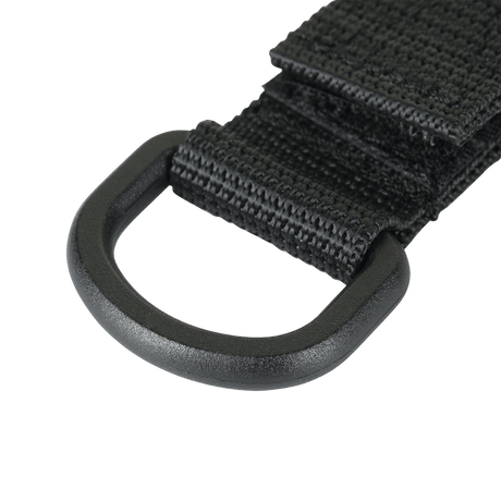 Nærbilde av M-Tac feste med D-ring for MOLLE-system, svart farge, med Velcro-lukking, kompakt og lett for taktisk bruk.