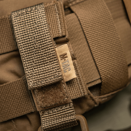 M-Tac feste med D-ring på MOLLE-system med Velcro.