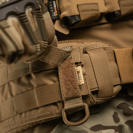 M-Tac feste med D-ring for MOLLE-system på taktisk utstyr med justerbar Velcro. Kompakt og lett design for taktisk bruk.