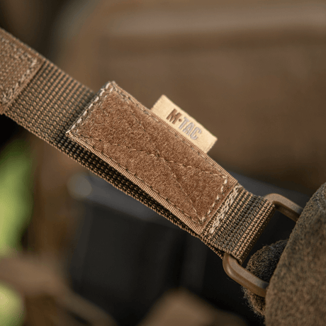 M-Tac feste med D-ring for MOLLE-utstyr på veske med Velcro-lukking, ideell for taktisk bruk, kompakt og lett.