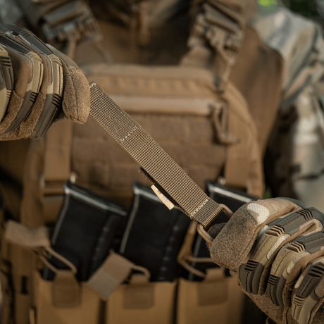 M-Tac feste med D-ring for MOLLE-utstyr med Velcro-lukking for ryggsekker og vester, ideell for taktisk bruk.