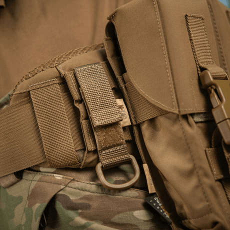M-Tac feste med D-ring for MOLLE-system på militærutstyr.