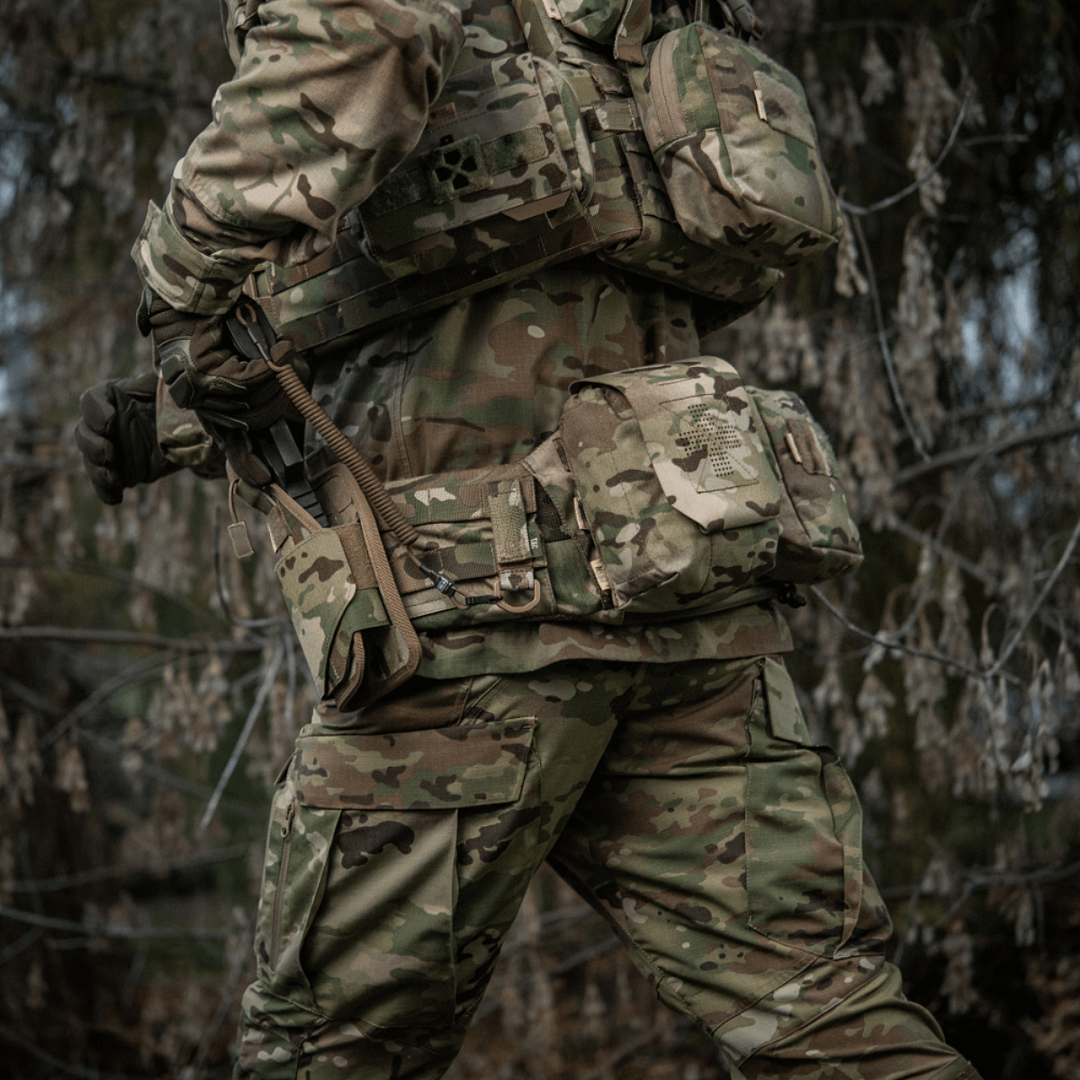 M-Tac Fastgørelse med D-ring til taktisk brug med MOLLE-system på camouflagevest.