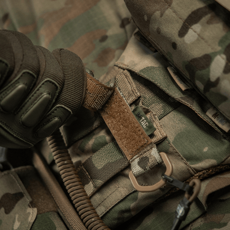 M-Tac feste med D-ring for MOLLE-utstyr, taktisk montering med justerbar Velcro-lukking, kompakt og lett for optimal bruk.