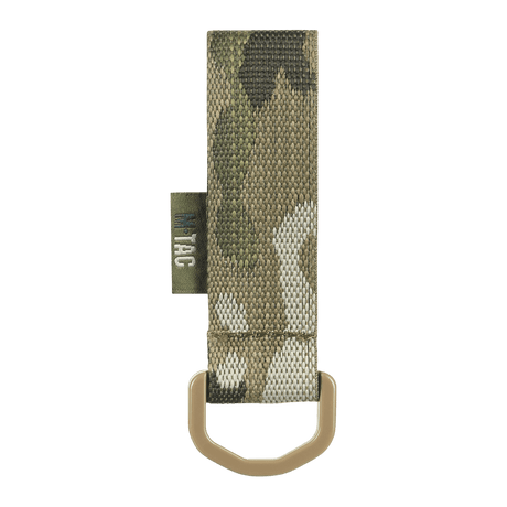 M-Tac feste med D-ring i kamuflasjedesign, ideell for MOLLE-montering på ryggsekker og taktisk utstyr, med Velcro-lukking.