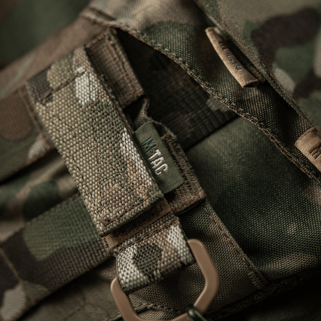 M-Tac feste med D-ring i kamuflasjedesign for MOLLE-system.