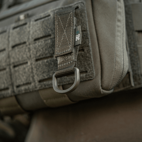 M-Tac feste med D-ring på taktisk utstyr med MOLLE-system, kompakt og justerbar med Velcro.